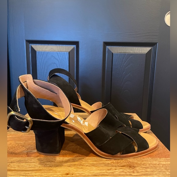 UGG black ankle strap Sandals 9 - Picture 6 of 10